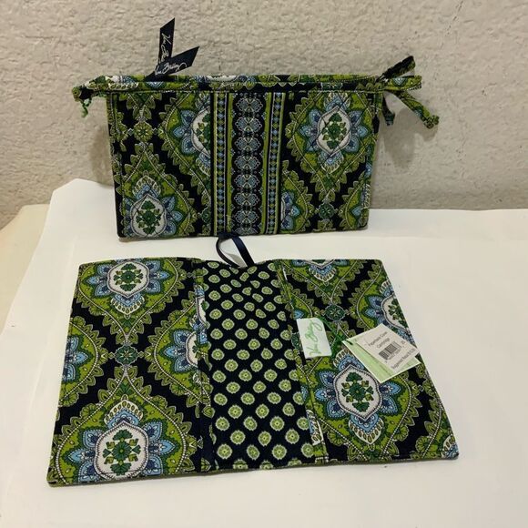 2 VERA BRADLEY make up bag & paperback Book cover in  Cambridge  Retired New - Picture 1 of 13